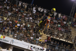 Los saltos y la espectacularidad del circuito convierten el Supercross de Cuevas en una de las grandes citas del verano.