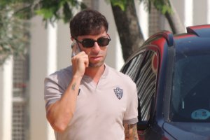 Adri Embarba (34 años), hablando por teléfono antes de viajar con el Almería a la concentración de Marbella.