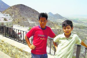 Dos niños de Mojácar, la mañana del viernes 24 de julio de 2009, con el fuego que asoló el pueblo recién apagado a sus espaldas, en el mirador de la calle París.