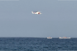 Imagen del helicóptero de Salvamento Marítimo frente a la playa de San José, el pasado viernes.