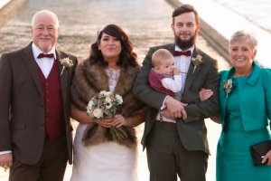Danielle, el día de su boda con su marido, su hijo y sus padres, Peter y Frances, ambos fallecidos en el incendio.