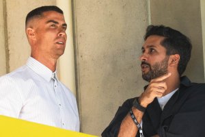 El presidente del Almería, Mohamed Al-Khereiji, con Cristiano Ronaldo, también propietario del 25% de las acciones rojiblancas, en Portugal.