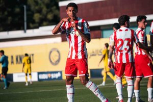 Chirino celebrando un gol al Al Nassr con la atenta mirada de Cristiano Ronaldo.