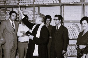 En 1972 abrió sus puertas la tienda de papeles pintados de Domínguez, en la calle Trajano.