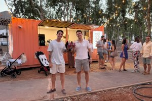 David y Ricardo antes de la inauguración oficial de 'Alejandrita' en San José.