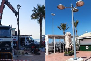 La vieja y la nueva farola tras la actuación de la mañana de este jueves en la Plaza Monseñor Justo Mullor.