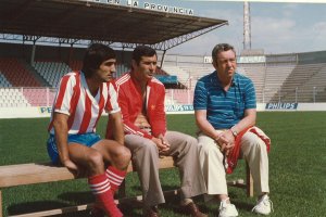 Garay, Echave y Maguregui sentados en el banquillo en el césped del Franco Navarro.