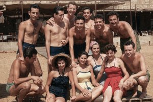 Jóvenes de los años 60 en la playa del Club Náutico, cuando era una rareza encontrarse a alguien con un tatuaje en la piel.