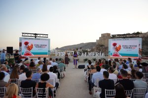 María del Mar Vázquez presenta las principales novedades del programa de la Feria de Almería 2026 ante los asistentes, con la Alcazaba como telón de fondo.