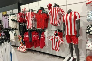 Todas las camisetas y el producto oficial te esperan en las tiendas Blanes.