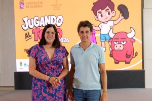 Almudena Morales y el director de la Escuela Taurina de Almería, Ruiz Manuel.