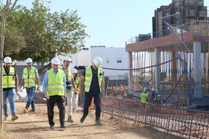 Gabriel Amat visita las obras de la futura sede judicial de Roquetas de Mar.
