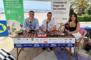 Daniel Salcedo, concejal de cultura, y Amalia López, concejala de turismo y playas, junto a Fran García en el set de Cadena SER montado por IKEA