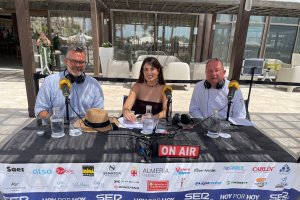 Marina Ginés junto a Sergio Pérez y el director del Hotel Barceló Cabo de Gata en el set de la Cadena SER.