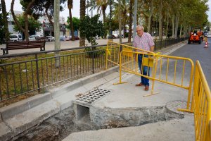 Antonio Bonilla, alcalde de Vícar, visita una obra.