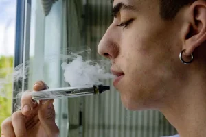 Joven vapeando