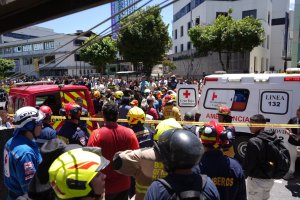 Equipos de rescate en uno de los escenarios afectados por el terremoto de 7,4 que ha sacudido Colombia este lunes.