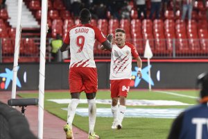 Pozo celebrando con Umar Sadiq uno de esos goles tan suyos llegando en carrera.