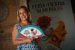 Amalia Martín posa con el abanico de la Feria de Almería 2026.