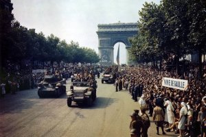 Desfile de la Segunda División Blindada tras la liberación de París.