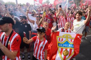 La afición del Almería ha vuelto a responder y ha marcado el techo de abonados con 15.292 a la espera de las obras del Mediterráneo.