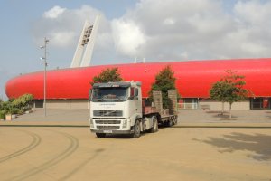 Una camión de Excavaciones Egea en la zona de preferencia del Estadio de los Juegos Mediterráneos.