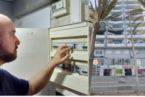 Vecinos de El Zapillo, al límite por los cortes diarios de luz: "Cada día sacan gente atrapada de los ascensores"