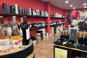 Local de Distribuciones Antonio Rueda con vinos y productos