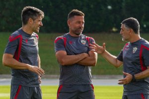 Víctor Fortes y Ricardo Molina con García Pimienta, que cuenta con ellos para su nuevo proyecto deportivo rojiblanco.