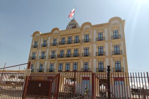 La histórica Casa de las Mariposas, proyectada por Trinidad Cuartara Cassinello en 1909, inspira una portada de 23 metros de altura.