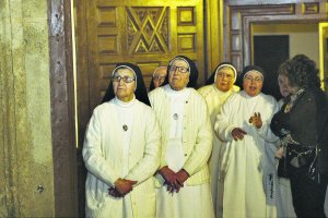 El interior y el exterior del Monasterio de la Purísima Concepción, al que los almerienses llaman Las Puras, es un espacio que conserva más de cinco siglos de historia en pleno corazón de Almería