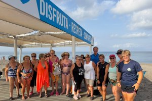 Los mayores de Cabo de Gata se mueven al ritmo del programa de actividad física en la playa del Ayuntamiento.