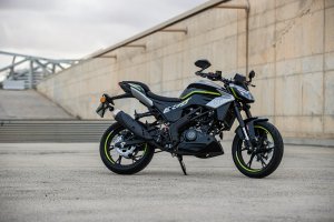 La nueva Shifter 125 EVO nace con una filosofía clara: ofrecer una moto accesible y con carácter.