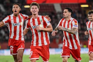 Chirino, Dzodic, De la Fuente y Gui celebrando el segundo gol del Almería contra el Eldense, obra del serbio, uno de los líderes del equipo.