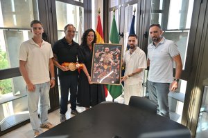La alcaldesa de Almería, María del Mar Vázquez, ha recibido al boxeador almeriense José María Hernández López, ‘El Gallo’.
