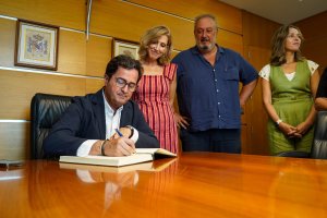 Francisco Góngora firma en el libro de honor del Ayuntamiento de El Ejido