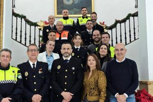 Foto de familia del equipo de Gobierno con parte de la plantilla de Policia Local de Albox.