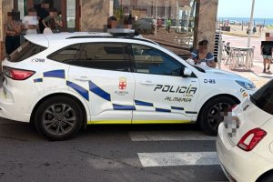 Una patrulla de la Policía Local este mediodía frente a la puerta del negocio tomando los datos a la mujer que trató de llevarse el bote de las propinas.