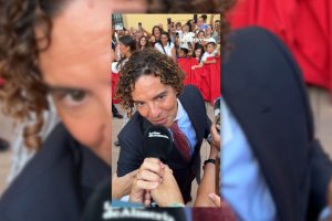 David Bisbal atiende a LA VOZ tras su pregón a la Virgen del Mar.