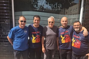 Dani Mezquita y David Summers, de Hombres G, con el equipo de La Salada.