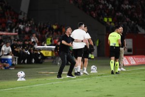 García Pimienta se desespera en la banda pidiendo más a su Almería.