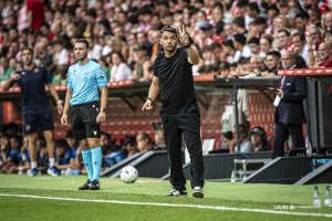 Ferran Costa dando instrucciones a sus jugadores en El Molinón.