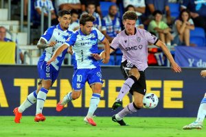 Si el rival asfixia a los jugadores más técnicos el Almería no responde.