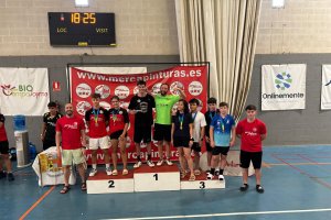 El volante vuela alto en el 26º Open de Feria de Bádminton, con 86 jugadores y 13 clubes.