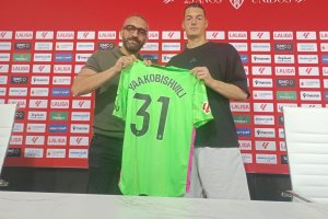 Mohamed El Assy ha presentado al nuevo portero del Almería.Rafa Góngora
Mohamed El Assy ha presentado al nuevo portero del Almería.