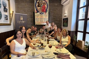 El grupo de amigos 'Friends a secas' disfruta de una comida en Entrefinos.