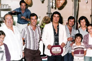 En 1977 una de las estrellas del Teatro Chino era el humorista Manolo de Vega, que triunfaba en TVE contando chistes. En la foto, se ve junto a dos familias de Almería en una caseta de comida.