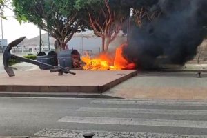 Imagen del incendio de contenedores junto a 'El Ancla' en Pescadería.
