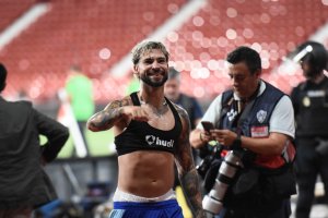 Dani Sánchez celebrando en el Mediterráneo su último ascenso con el Málaga.