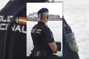 Miguel Cazorla, el piloto del primer dron de la Policía Nacional de Almería volando en el puerto.